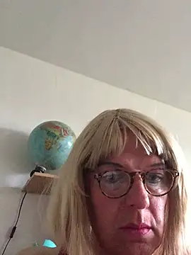 Snapshot of simone_xdressing chatting on 05-03-26, 03:59 simone xdressing online show from 05-03-26, 03:59