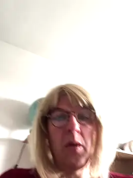 Snapshot of simone_xdressing chatting on 10-19-25, 01:03 simone xdressing online show from 10-19-25, 01:03