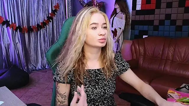 LeilaUvrays online show from 11-10-25, 01:38