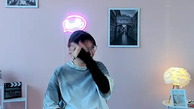 Snapshot of MoonKanan chatting on 11-17-25, 06:17 MoonKanan online show from 11-17-25, 06:17