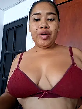 Snapshot of Sarahy- chatting on 05-18-26, 01:27 Sarahy- online show from 05-18-26, 01:27