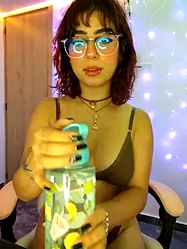 Snapshot of Sarah_Lark- chatting on 04-20-26, 11:50 Sarah Lark- online show from 04-20-26, 11:50