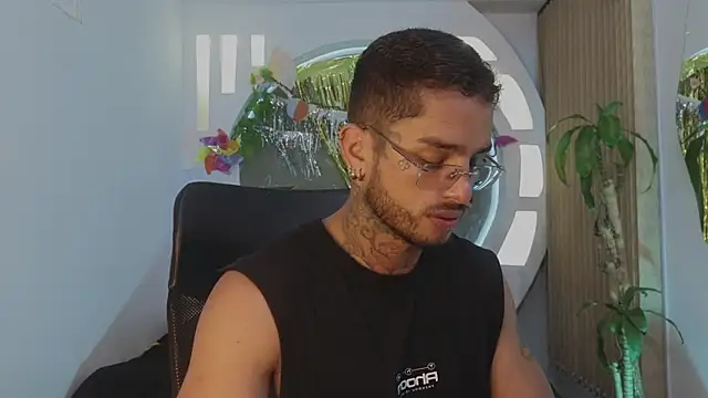 Snapshot of Alanrodgers chatting on 04-05-26, 10:44 Alanrodgers online show from 04-05-26, 10:44