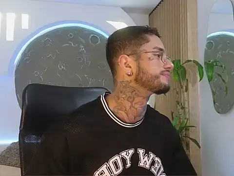 Snapshot of Alanrodgers chatting on 02-18-26, 12:56 Alanrodgers online show from 02-18-26, 12:56