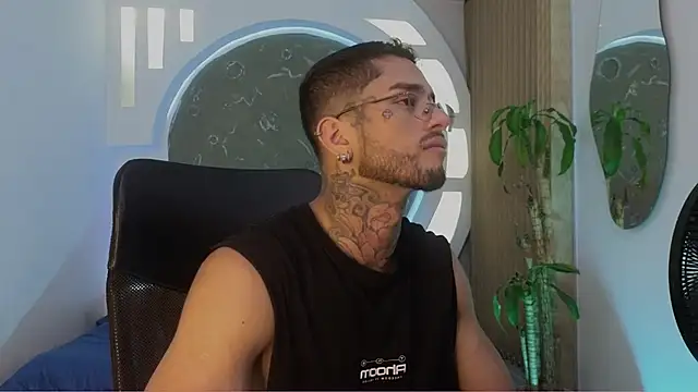 Snapshot of Alanrodgers chatting on 03-21-26, 01:26 Alanrodgers online show from 03-21-26, 01:26