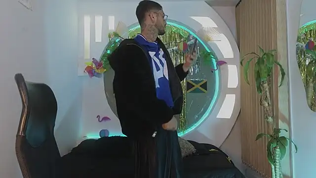 Snapshot of Alanrodgers chatting on 04-10-26, 12:23 Alanrodgers online show from 04-10-26, 12:23