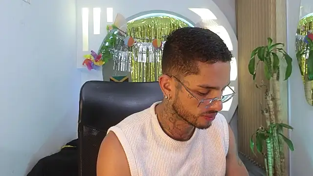 Snapshot of Alanrodgers chatting on 04-12-26, 11:35 Alanrodgers online show from 04-12-26, 11:35