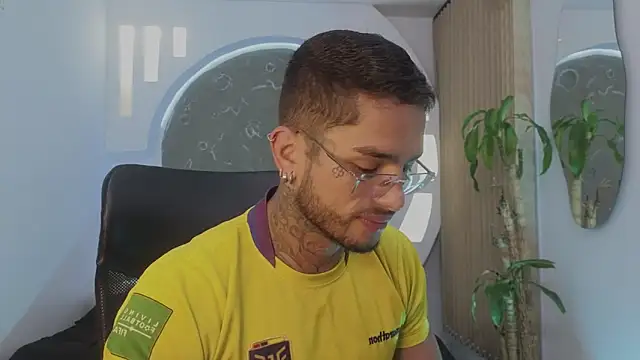 Snapshot of Alanrodgers chatting on 04-03-26, 11:49 Alanrodgers online show from 04-03-26, 11:49