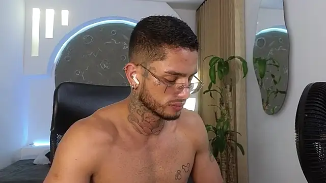 Snapshot of Alanrodgers chatting on 02-05-26, 11:06 Alanrodgers online show from 02-05-26, 11:06