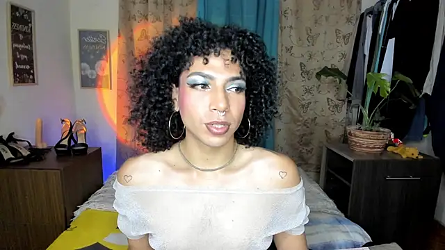 Snapshot of Angel_White25 chatting on 04-28-26, 01:37 Angel White25 online show from 04-28-26, 01:37