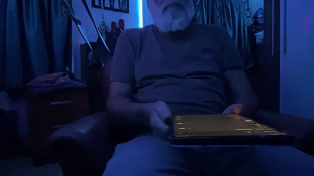 Snapshot of LeatherSdaddy chatting on 04-04-26, 11:44 LeatherSdaddy online show from 04-04-26, 11:44