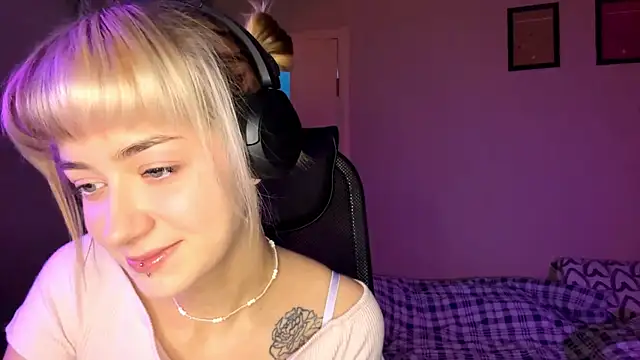 EmilySkyline online show from 11-19-25, 05:07