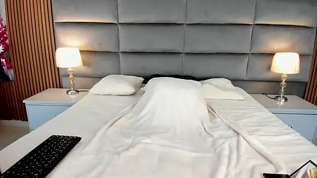 Lucy Vegas online show from 04-18-26, 01:46