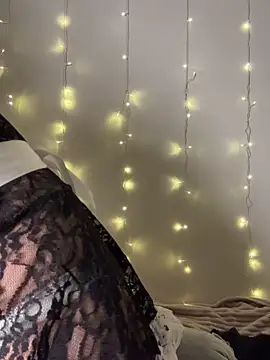 yoyogirlx online show from 12-17-25, 01:16