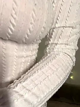 yoyogirlx online show from 12-21-25, 01:24