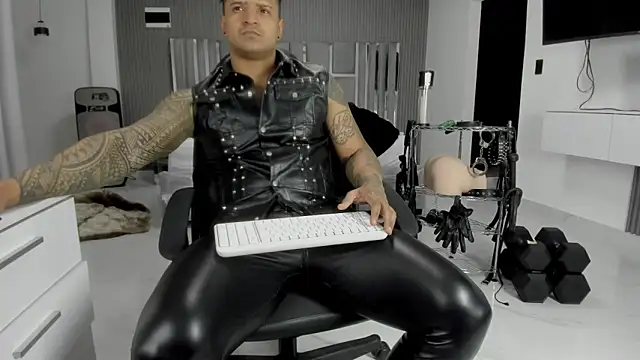 master leather online show from 06-10-26, 04:57