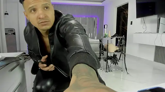 master leather online show from 06-04-26, 12:48