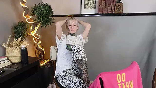 IsauraGarratt online show from 11-15-25, 12:42