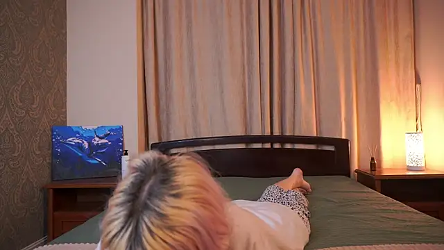 IsauraGarratt online show from 11-28-25, 02:17