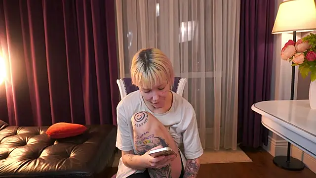 IsauraGarratt online show from 11-30-25, 01:34