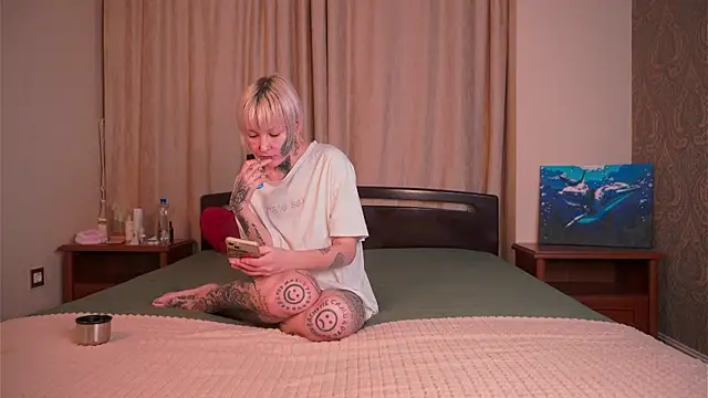 IsauraGarratt online show from 11-26-25, 02:06