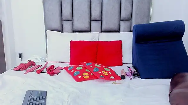 sarahhernandez online show from 12-18-25, 02:32