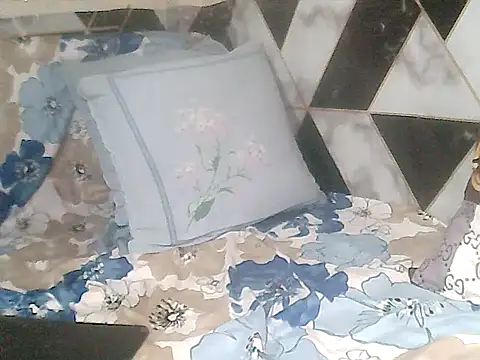 loriepinay46 online show from 12-18-25, 07:35