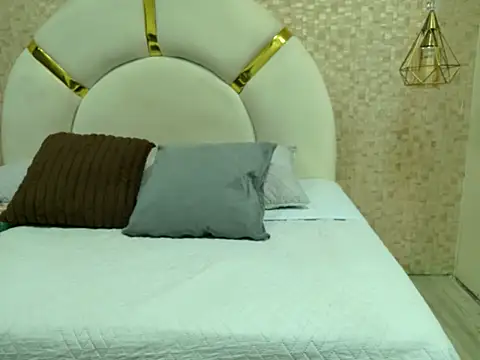 Caroline palmerr online show from 11-15-25, 03:10