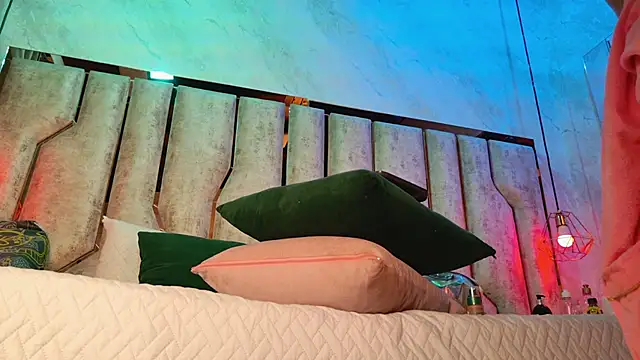 Caroline palmerr online show from 12-14-25, 03:24