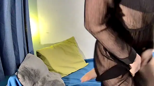 Leila cam18 online show from 12-17-25, 08:03