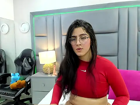 LuisaFranco online show from 11-30-25, 04:13