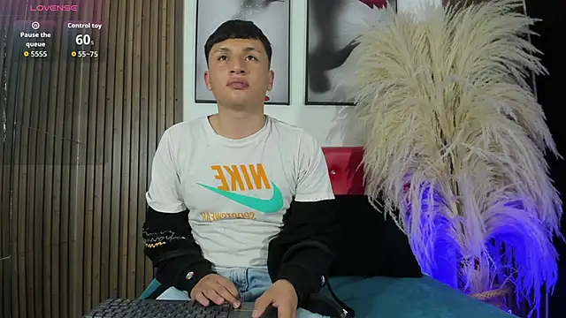 Snapshot of Sweet_Smiith chatting on 11-19-25, 07:25 Sweet Smiith online show from 11-19-25, 07:25