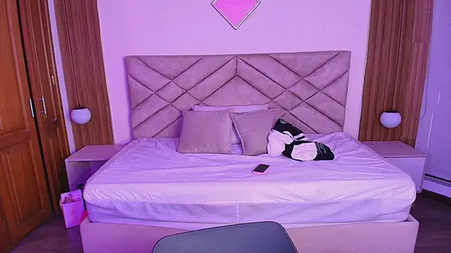 Laracooper  online show from 03-31-26, 08:00