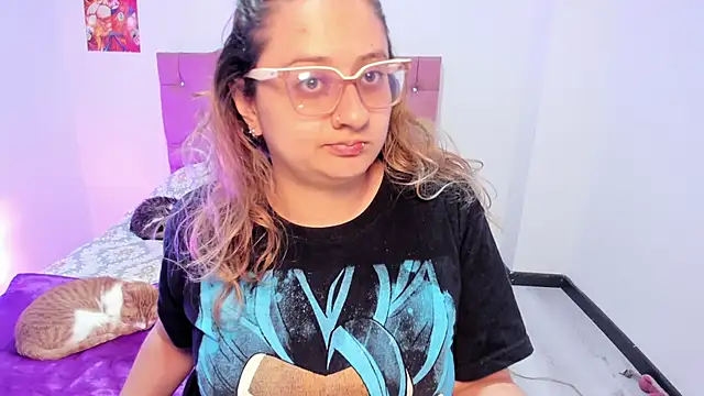 Snapshot of AnnieAtHome chatting on 11-20-25, 09:15 AnnieAtHome online show from 11-20-25, 09:15