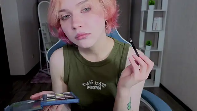 Snapshot of Kreks_frey chatting on 11-17-25, 10:30 Kreks frey online show from 11-17-25, 10:30