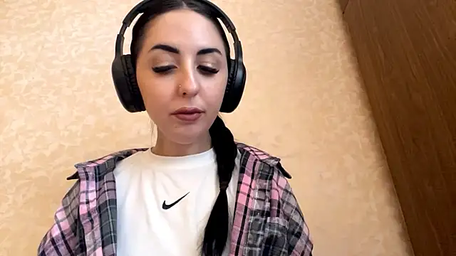 Snapshot of CindyFlowers chatting on 11-14-25, 12:20 CindyFlowers online show from 11-14-25, 12:20