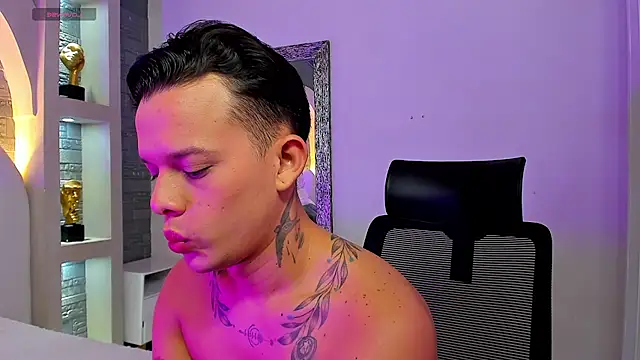 Snapshot of Valentino_moretti chatting on 11-25-25, 01:11 Valentino moretti online show from 11-25-25, 01:11