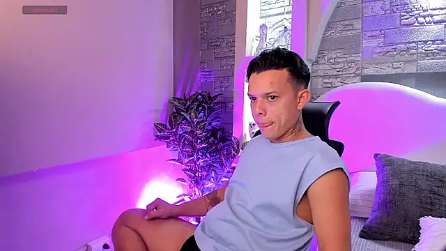 Snapshot of Valentino_moretti chatting on 11-18-25, 12:30 Valentino moretti online show from 11-18-25, 12:30