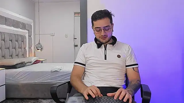 Ethan Greys online show from 12-21-25, 01:24