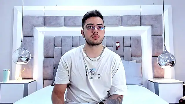 Ethan Greys online show from 11-18-25, 03:54