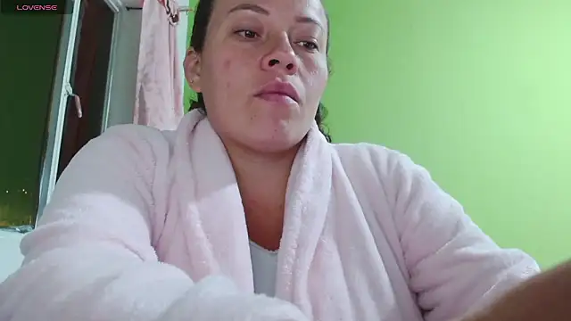 Snapshot of Rouse_hot_ chatting on 06-06-26, 02:06 Rouse hot online show from 06-06-26, 02:06