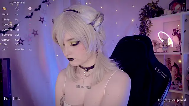 Snapshot of vronnier chatting on 11-28-25, 02:50 vronnier online show from 11-28-25, 02:50