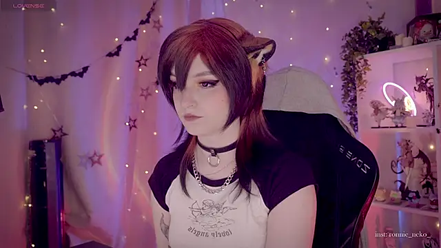 Snapshot of vronnier chatting on 11-18-25, 11:57 vronnier online show from 11-18-25, 11:57