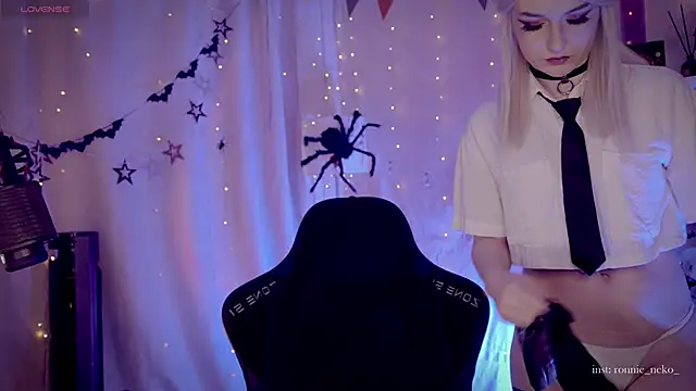 Snapshot of vronnier chatting on 11-25-25, 12:38 vronnier online show from 11-25-25, 12:38