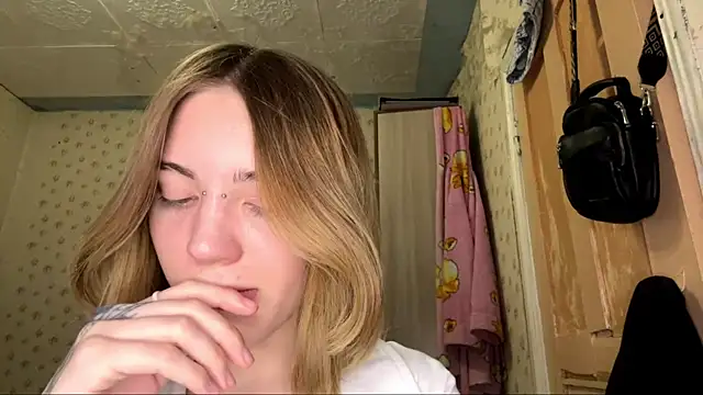 Snapshot of MelaineAytes chatting on 11-22-25, 10:14 MelaineAytes online show from 11-22-25, 10:14