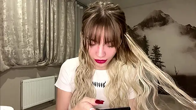 Snapshot of MelaineAytes chatting on 12-15-25, 02:12 MelaineAytes online show from 12-15-25, 02:12