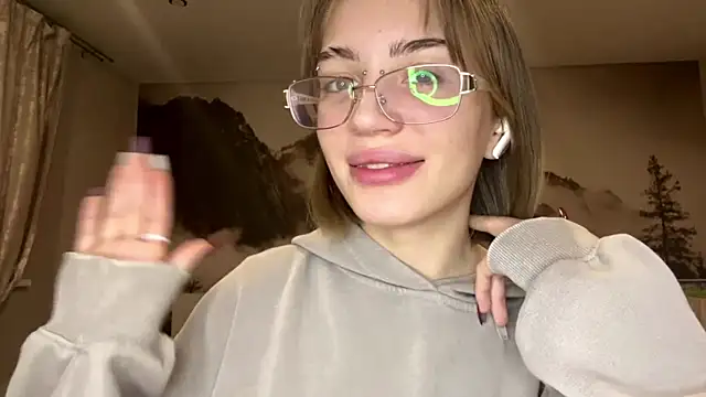 Snapshot of MelaineAytes chatting on 12-21-25, 02:30 MelaineAytes online show from 12-21-25, 02:30