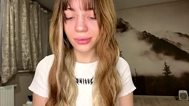 Snapshot of MelaineAytes chatting on 12-14-25, 01:06 MelaineAytes online show from 12-14-25, 01:06