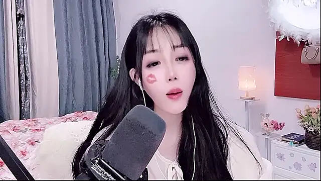 Laura 520 online show from 05-26-26, 01:09