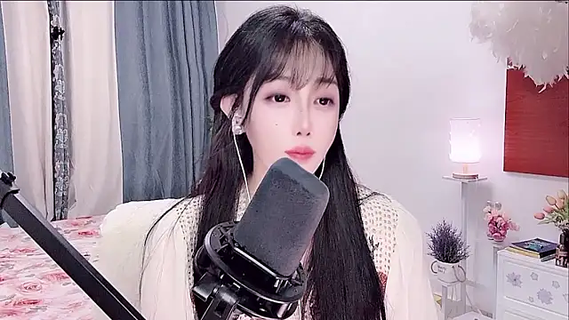 Laura 520 online show from 06-16-26, 01:11